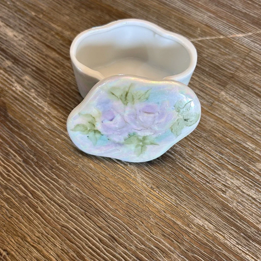Vintage studio pottery or studio porcelain‎ trinket box Floral Rose Roses